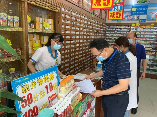 （圖為黃勁鋒局長、個(gè)私企徐國奇副書記檢查藥店落實(shí)購藥實(shí)名登記情況）.jpg